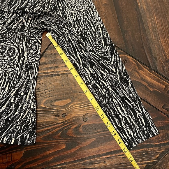 J.McLaughlin Owl Woodgrain Printed Jersey Knit Turtleneck, Medium (Petite) - Picture 9 of 11
